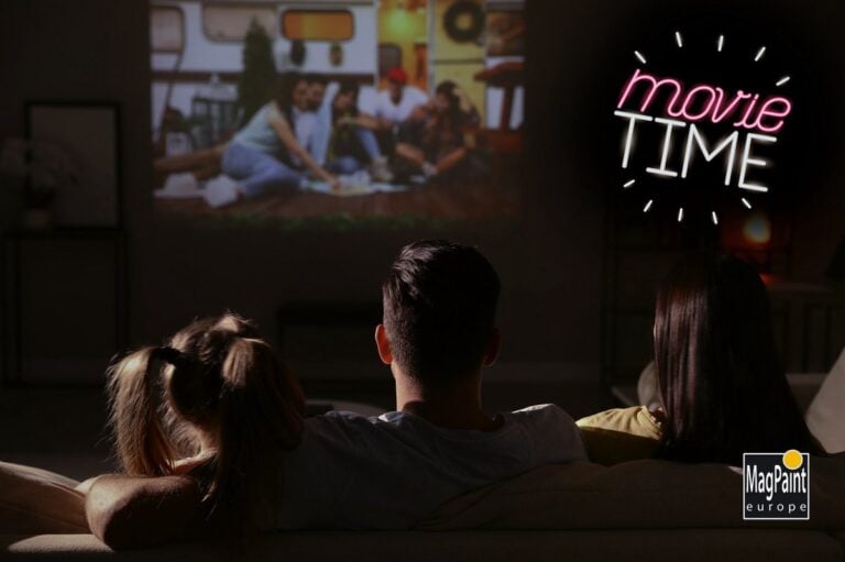 Familie schaut gemeinsam einen Film auf einer mit BeamerPaint gestrichenen Wand