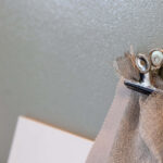 Magnetische Wandfarbe mit Magneten und Stoff, kreative Raumgestaltung.