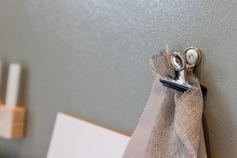 Magnetische Wandfarbe mit Magneten und Stoff, kreative Raumgestaltung.