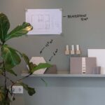 Bauplan mit Farbmustern und Notizen im Büro