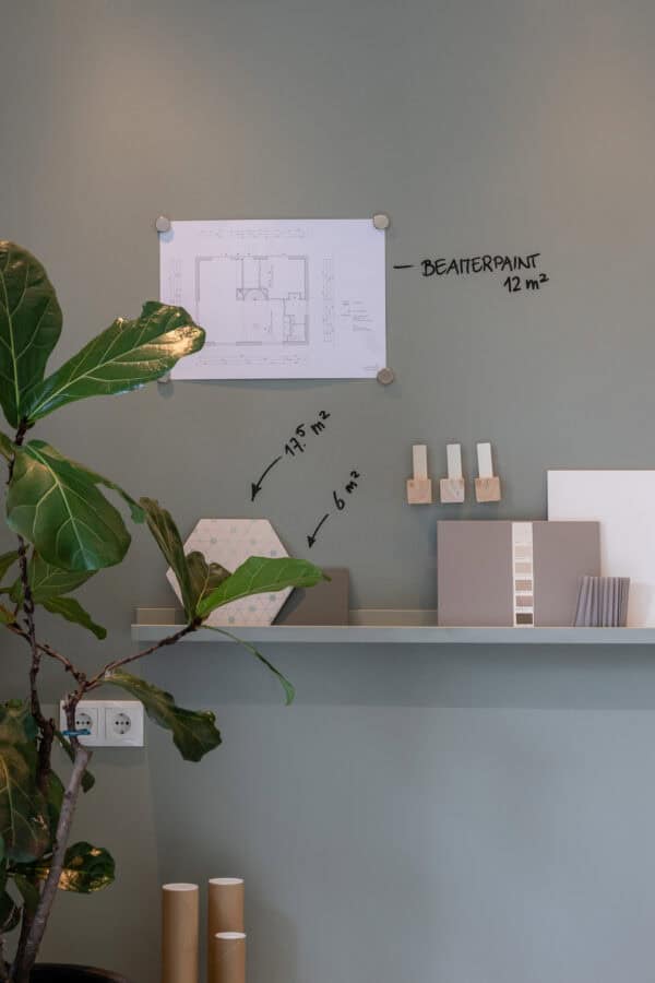 Bauplan und Farbmuster im Büro Bauplan mit Farbmustern und Notizen im Büro