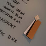 Farbproben und handgeschriebene Notizen auf Papier.