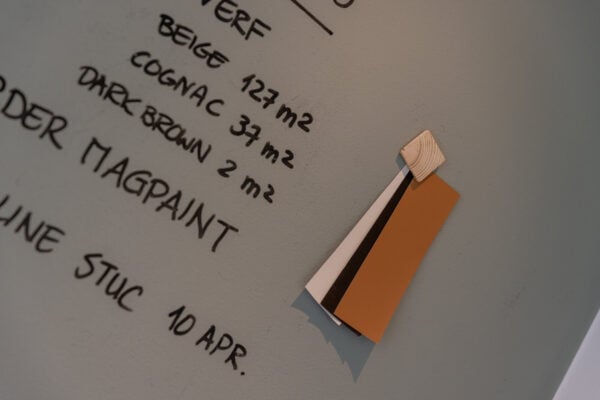 Magnetfarbe - Farbproben und Notizen Farbproben und handgeschriebene Notizen auf Papier.