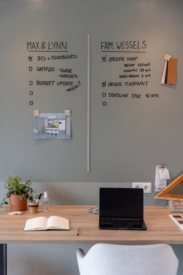 Magnetfarbe - Kreativer Arbeitsbereich Moderner Arbeitsbereich mit Notizen und Laptop für Magnetfarbe-Projekte.