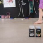 Kind baut mit magnetischen Bausteinen an einer mit MagnetFarbe gestrichenen rosa Wand