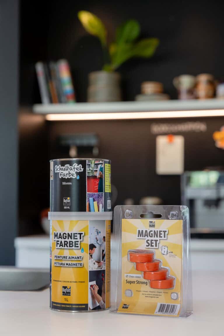 MagnetFarbe 1 L, SchultafelFarbe 500 ml und ein Magnetset mit orangen Magneten