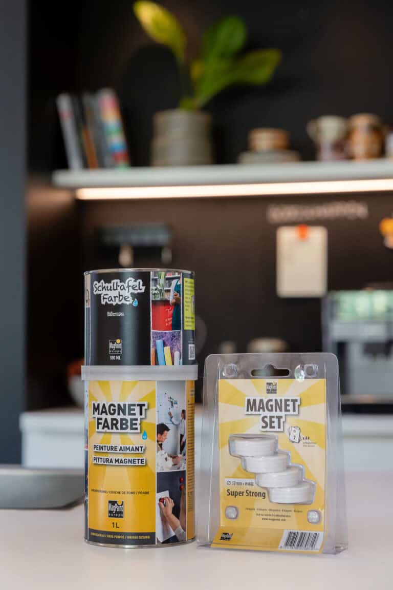 MagnetFarbe 1 L, SchultafelFarbe 500 ml und ein Magnetset mit weißen Magneten