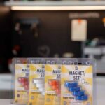 Vier Magnetsets Super Strong mit Neodym-Magneten in Rot, Weiß, Orange und Blau