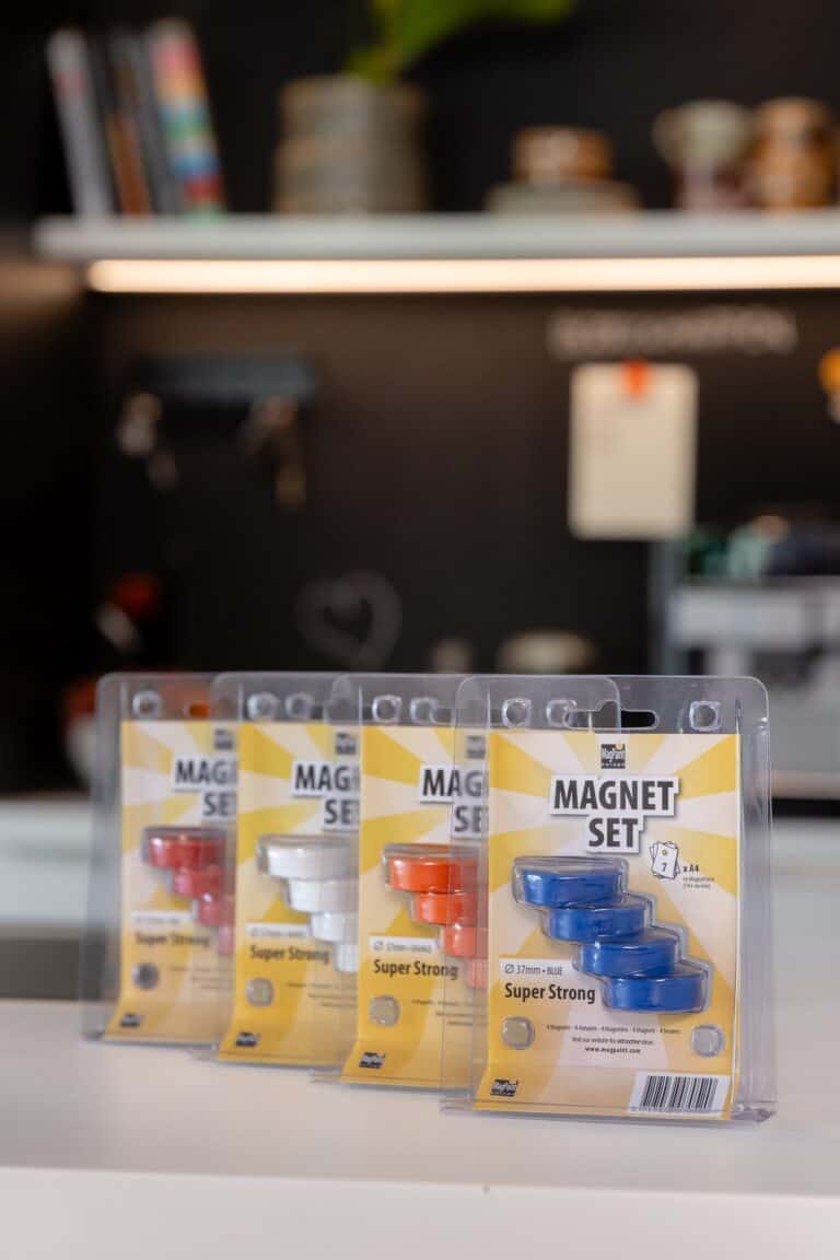 Vier Magnetsets Super Strong mit Neodym-Magneten in Rot, Weiß, Orange und Blau