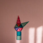 Magnetische Bausteine an einer mit MagnetFarbe gestrichenen rosa Wand