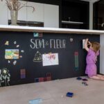 Kinderzeichnung mit Magneten an der magnetischen Tafelwand