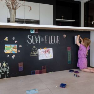 Kinderzeichnung mit Magneten an der magnetischen Tafelwand