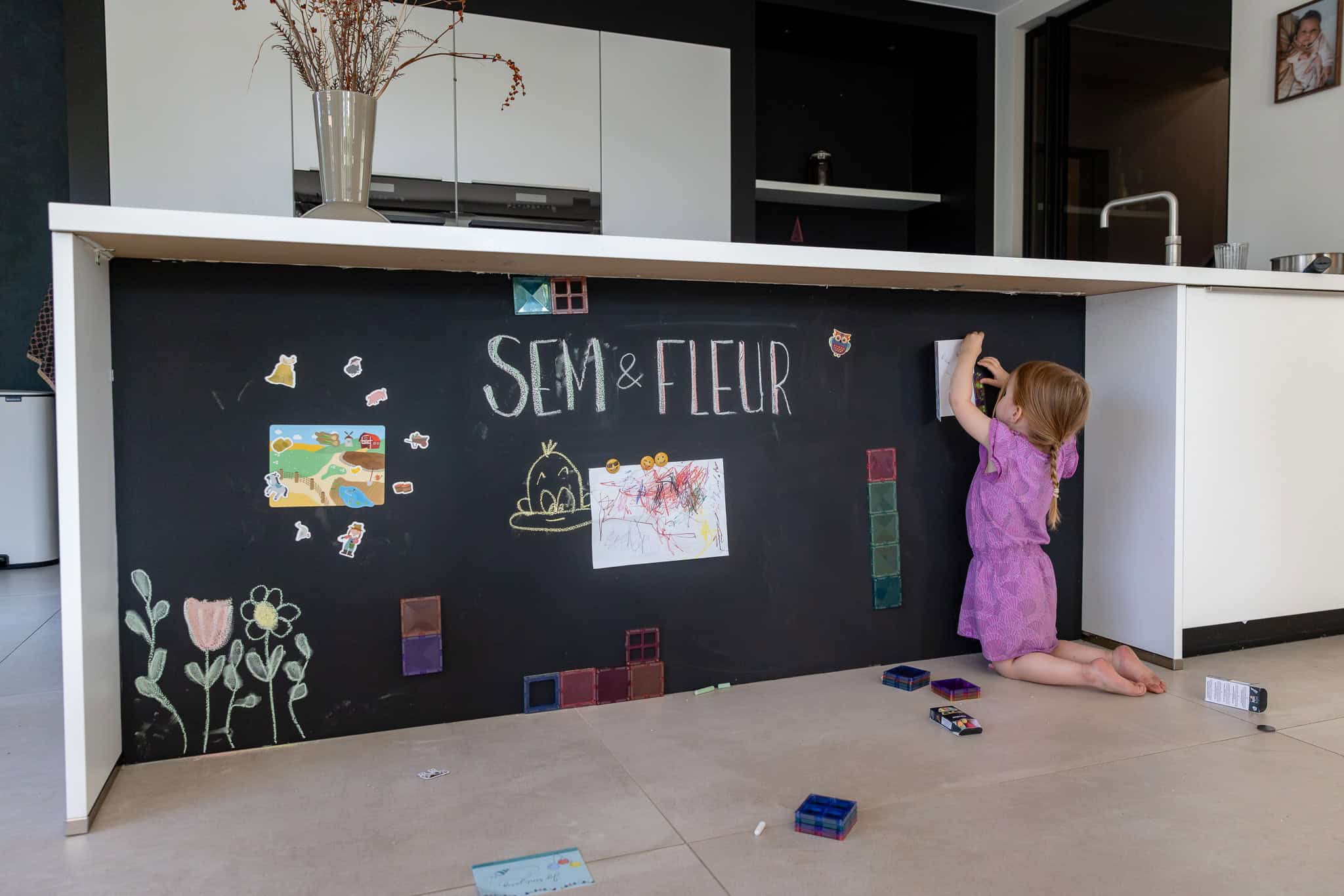 Magnetische Tafelwand in der Küche mit Magneten und Kinderzeichnungen