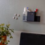 Magnete und magnetischer Stiftehalter mit Whiteboardmarkern an einer mit SketchPaint gestrichenen Wand