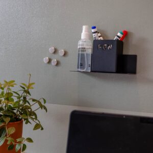 Magnete und magnetischer Stiftehalter mit Whiteboardmarkern an einer mit SketchPaint gestrichenen Wand