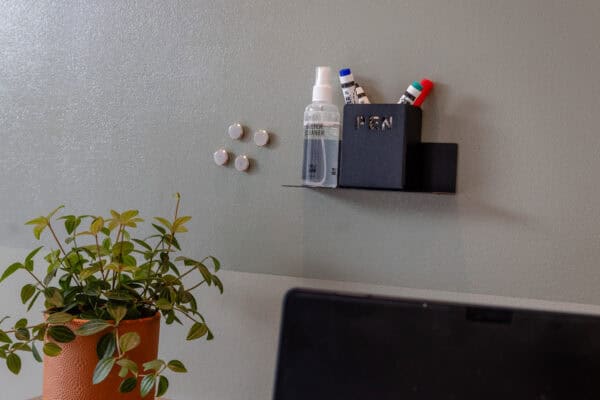 Magnetische Whiteboardwand im Büro Magnete und magnetischer Stiftehalter mit Whiteboardmarkern an einer mit SketchPaint gestrichenen Wand