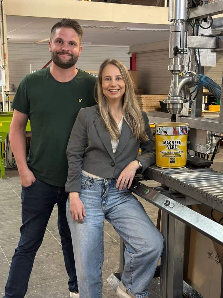 Gijs und Marlyn, Inhaber von MagPaint, an der Abfüllanlage der Farbenfabrik in Ulft mit einem Eimer MagnetFarbe