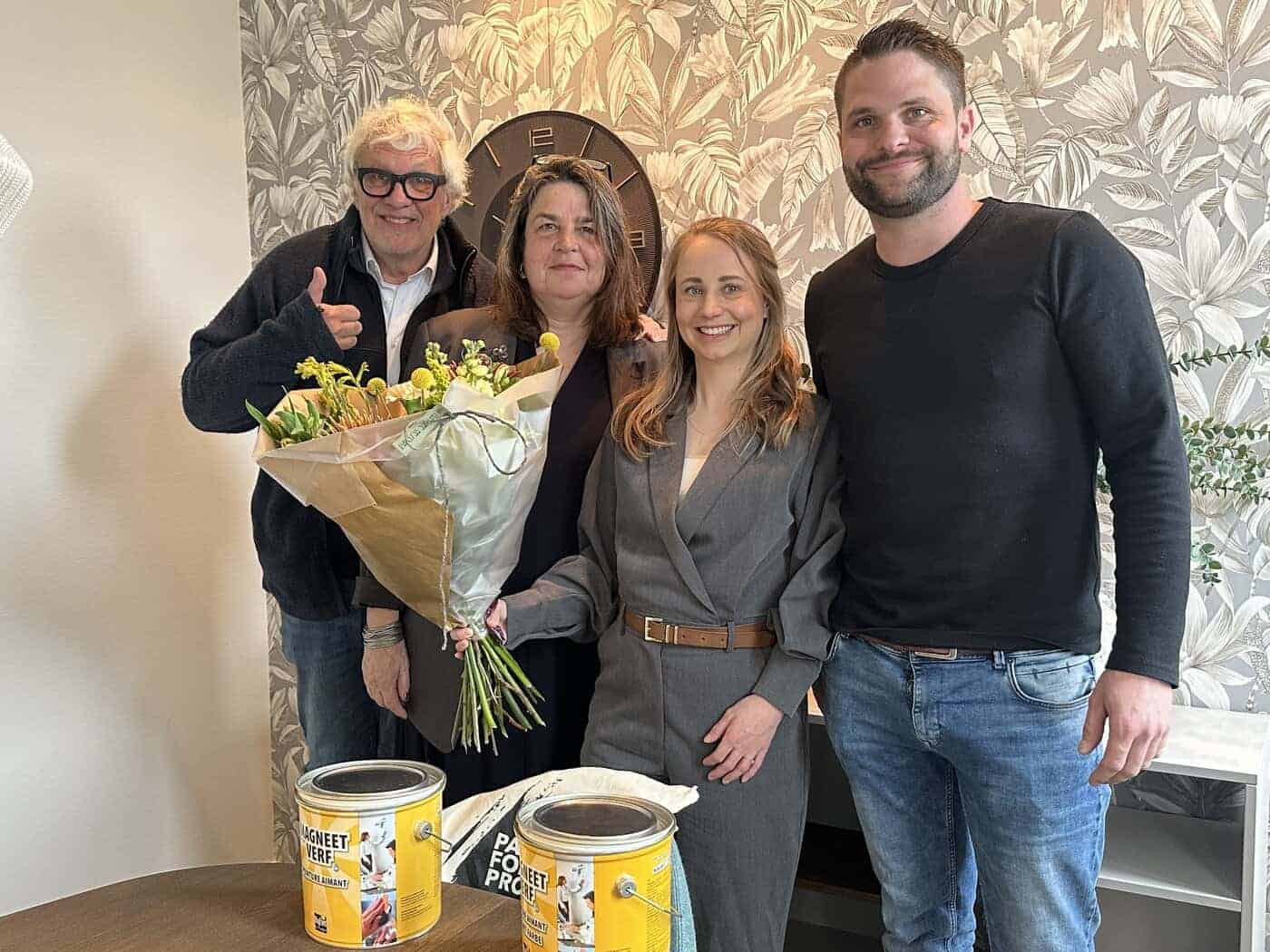 Marlyn und Gijs mit den früheren Inhabern Rob und Angelique bei der Übergabe von MagPaint