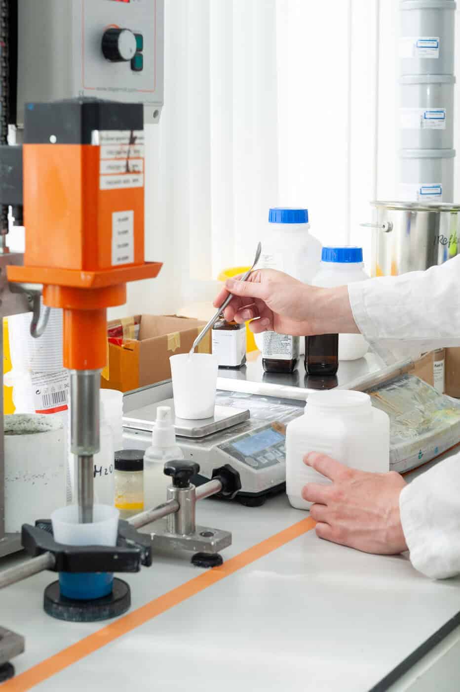 Ein Rohstoff wird im MagPaint-Labor in Ulft grammgenau abgewogen